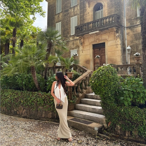 Meet your Posher, Vanessa - Picture 1 of 5